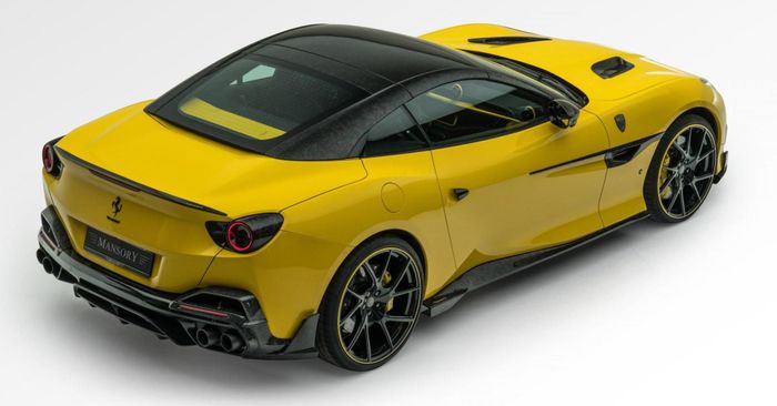 Những chi tiết khác cũng được Mansory thiết kế lại như vô lăng, thảm sàn và chỉ thêu trang trí.