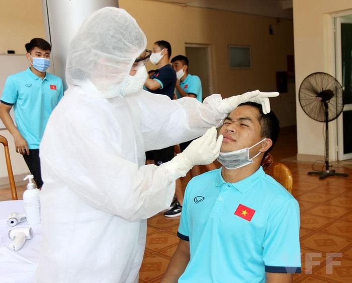 Hậu vệ Dụng Quang Nho là một trong hai cầu thủ HAGL được triệu tập cùng với Trần Bảo Toàn. Anh và đồng đội di chuyển từ Quảng Ninh xuống Hà Nội sau khi trận đấu giữa CLB Quảng Ninh và HAGL ở vòng 13 V.League 2021 bị hoãn. 