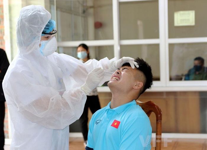  Đặng Văn Tới được nhân viên y tế lấy mẫu xét nghiệm. Cựu đội trưởng U19 Việt Nam mới có 3 lần ra sân từ băng ghế dự bị cho CLB Hà Nội ở V.League 2021. 