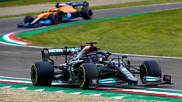 Dù thua Hamilton, nhưng Verstappen cho thấy, anh là một kẻ thách thức vô cùng khó chịu với tay đua người Anh