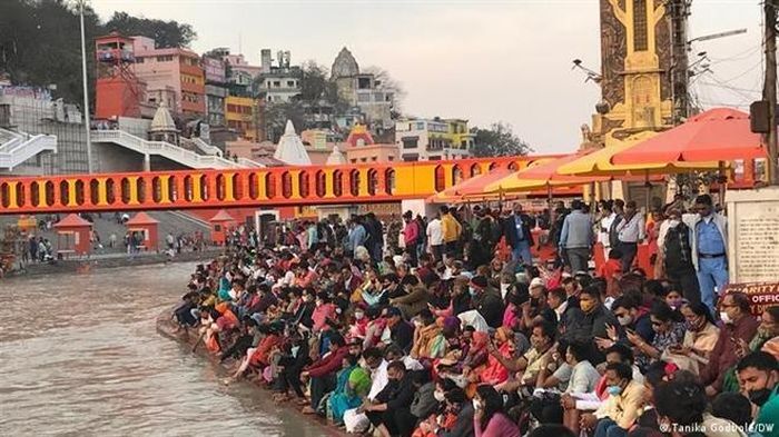 Lễ hội Maha Kumbh Mela của Ấn Độ được coi là cuộc tụ họp lớn nhất của người Hindu trên thế giới. (Ảnh: DW)