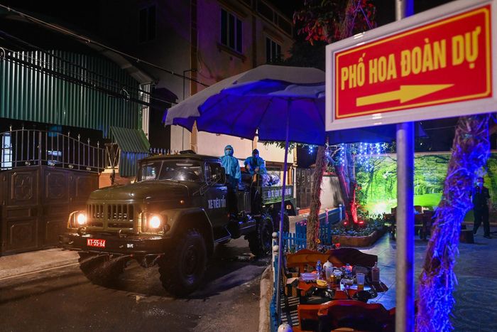  Lực lượng chức năng phong tỏa 4 thôn với hơn 6.000 người tại huyện Gia Lâm (Hà Nội). Ảnh: Việt Linh. 