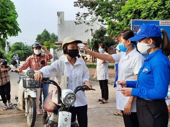 Đo thân nhiệt cho người dân tại Lục Nam. Ảnh: CDC Bắc Giang.