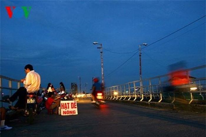 Trời tối dần, một cuộc sống khác trên cầu lại bắt đầu. 