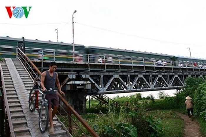  Những chuyến tàu vẫn cần mẫn vượt qua cầu. 