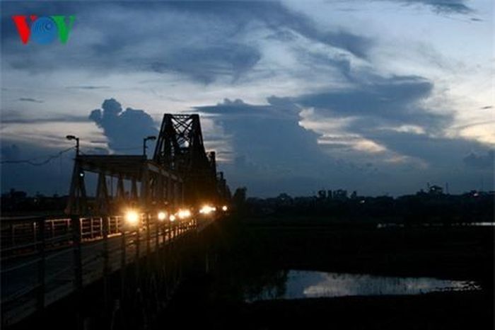 Dòng xe đã lên đèn trong ánh chiều chạng vạng. 