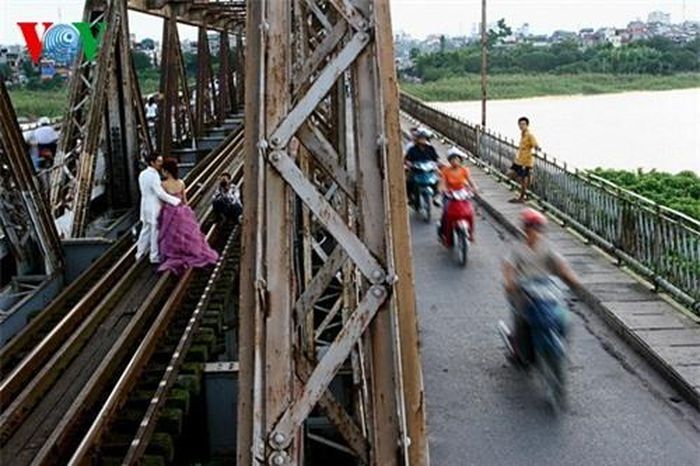 Một bên vội vã, một bên bình lặng. 