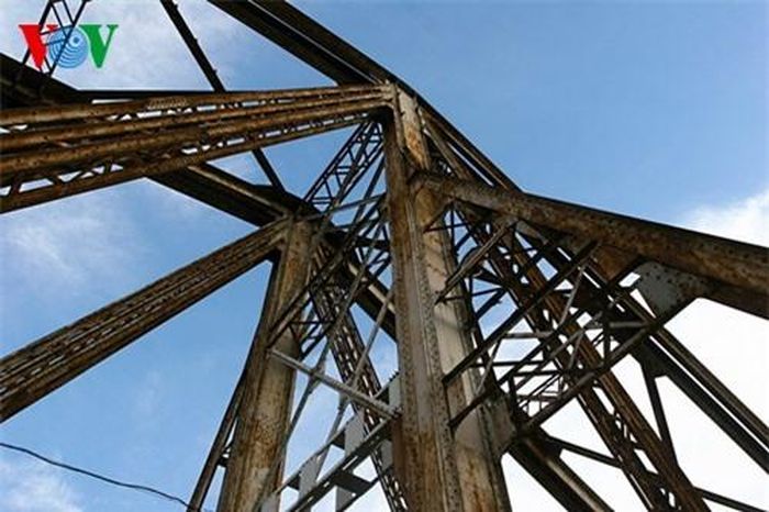 Những giằng thép sừng sững in trên nền trời. 