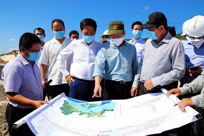  Ông Trần Tuấn Anh khảo sát thực địa tại Vân Phong sáng 11-5. 