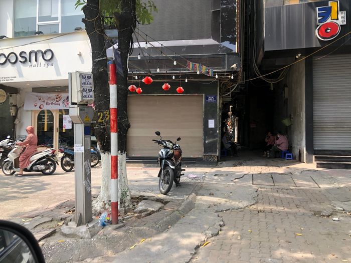 Ngay cạnh đó là một cửa hàng khác đã đóng từ đầu năm vì kinh doanh ế ẩm