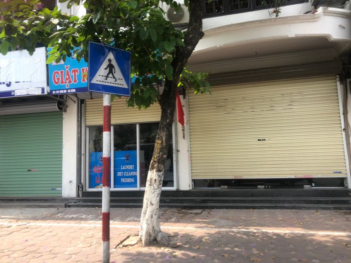 Có những đoạn phố mà cửa hàng đóng cửa san sát nhau như nghỉ tết 