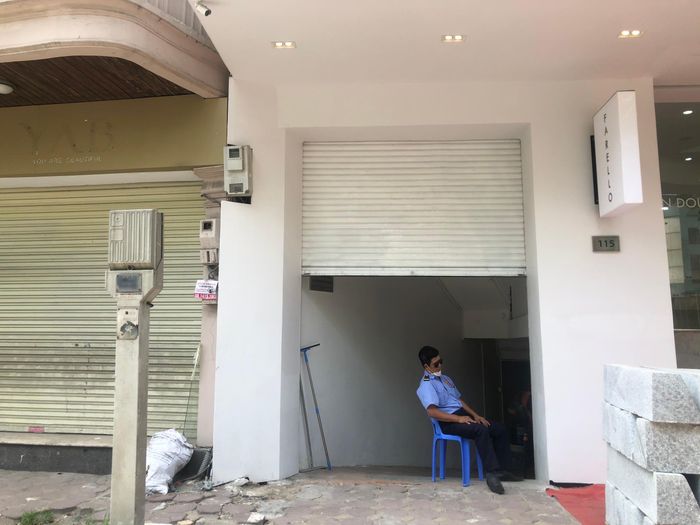 Bác bảo vệ đang "say giấc nồng" vì nhiệm vụ đơn giản chỉ là chẹn ghế ngồi ở lối ra vào