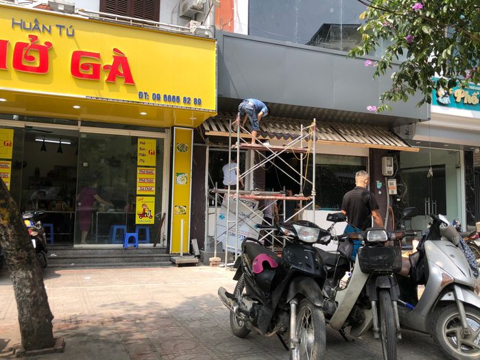 Thi thoảng lắm mới bắt gặp một cửa hiệu đang tranh thủ đầu tư để đón đầu khi hết dịch, nhiều người đang bị coi là "liều lĩnh"
