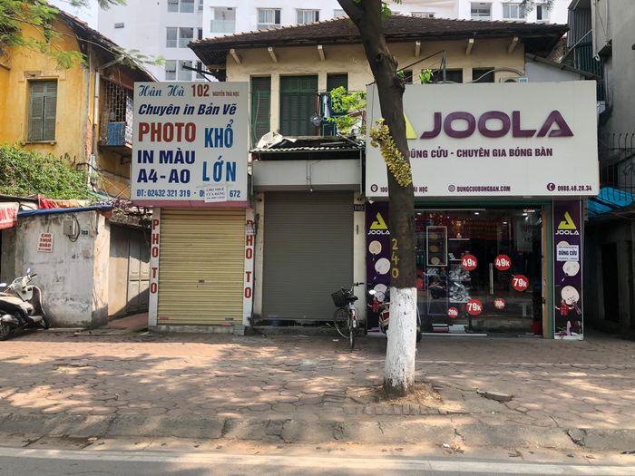 Vài cửa hàng liền trên con phố Nguyễn Thái Học sầm uất đã đóng cửa cho thuê từ lâu