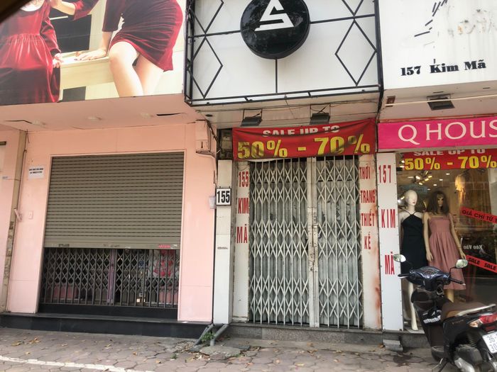 Một số cửa hàng còn vớt vát, bên cạnh những cửa hàng đã im lìm 