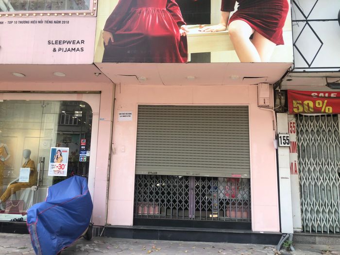 Chủ nhà để lửng cửa cho đỡ bí, và xem có ai gọi hỏi thuê thì trả lời cho tiện 