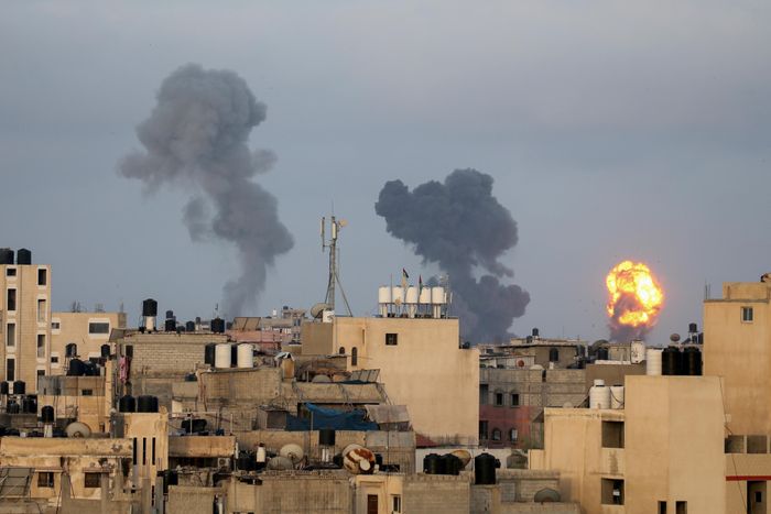 Ngọn lửa và khói bốc lên trong các cuộc không kích của Israel ở phía nam Dải Gaza. Ảnh: Reuters. 