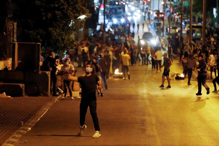  Một người biểu tình Palestine ở Bethlehem ở Bờ Tây ném đá vào các lực lượng Israel. Ảnh: Reuters. 