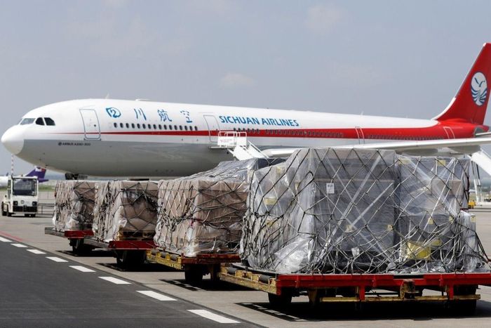  Việc khôi phục chuỗi cung ứng trang thiết bị y tế từ Trung Quốc đến Ấn Độ đã trở thành yêu cầu cấp thiết cho nỗ lực đẩy lùi đại dịch của quốc gia Nam Á. Ảnh: Sichuan Airlines. 