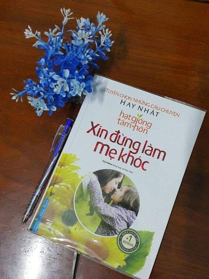 Xin đừng làm mẹ khóc là tuyển chọn những câu chuyện hay nhất của Hạt giống tâm hồn. Ảnh: Tú Anh.