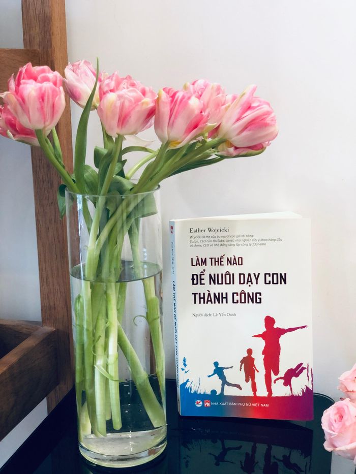 Làm thế nào để nuôi dạy con thành công của tác giả Esther Wojcicki. Ảnh: Hương Nhài.