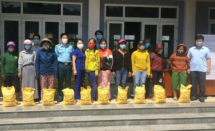  Đại diện cán bộ, chiến sĩ Quân chủng PK-KQ tặng quà cho nhân dân  xã Sơn Thủy, Huyện A Lưới, tỉnh Thừa Thiên Huế. 