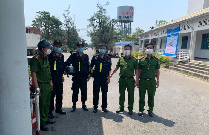 Các đồng chí phòng cảnh sát cơ động đến tiếp nhận nhiệm vụ tại cơ sở.