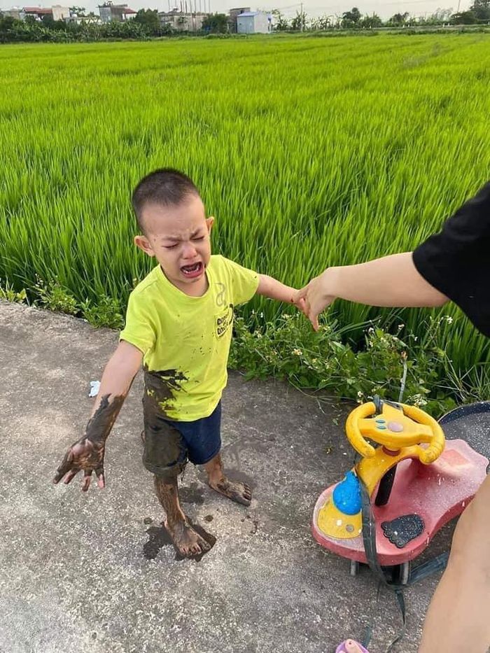 Chiếc xe lắc này vốn khó di chuyển, người đi trước lại còn kéo như thế thì bé ngồi sau không lái được dễ dàng, chuyện ngã hoàn toàn dễ hiểu là một trong số những ý kiến mà dân mạng để lại dưới bài viết.