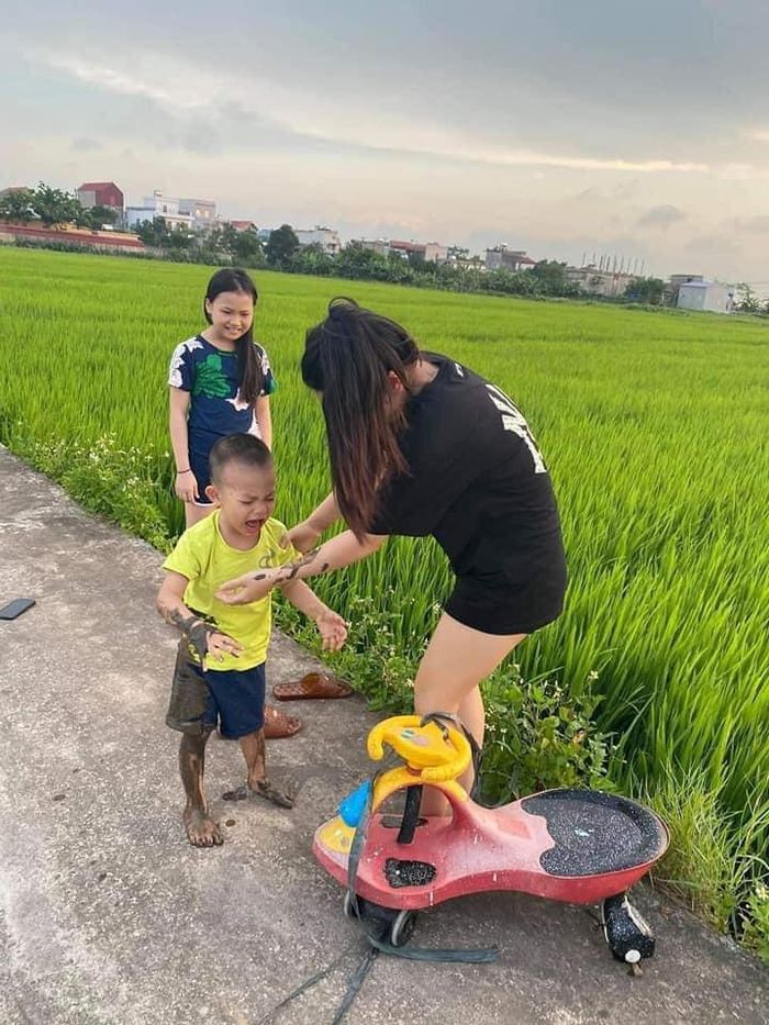 Có lẽ đây là một trải nghiệm đi xe lắc vừa thích thú vừa đáng sợ của cậu bé.