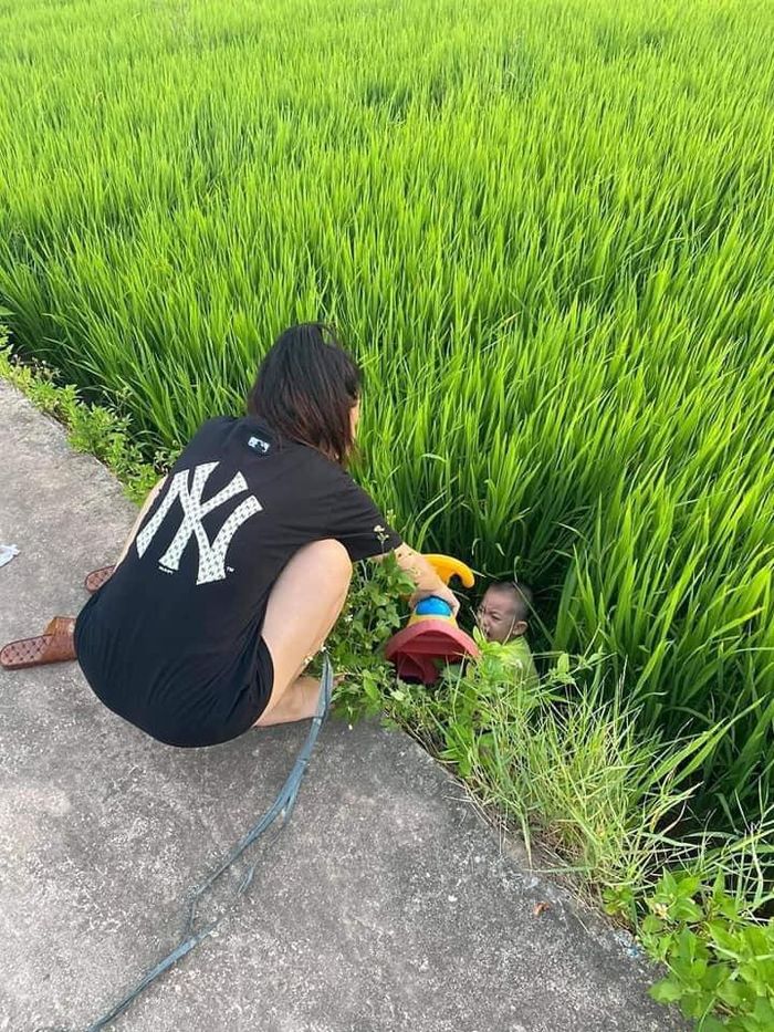 Đến lúc này, một người phụ nữ xuất hiện, "cứu" bé trai lên sau màn ngã xuống ruộng. Có vẻ vì quá hoảng loạn, bé đã khóc nức nở.