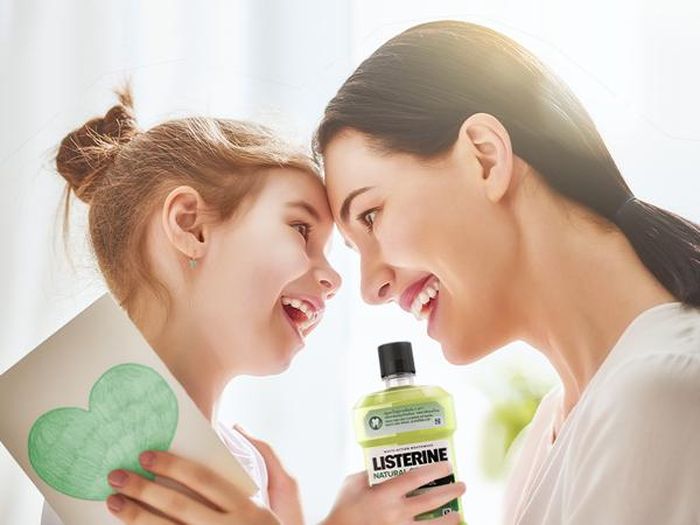  Đặc biệt, đối với trẻ từ 6-12 tuổi, chỉ cần lấy lượng nước súc bằng ½ nắp chai, lượng này sẽ tăng lên ¾ nắp chai đối với trẻ từ 12 tuổi trở lên, đảm bảo súc trong 30 giây và 2 lần mỗi ngày