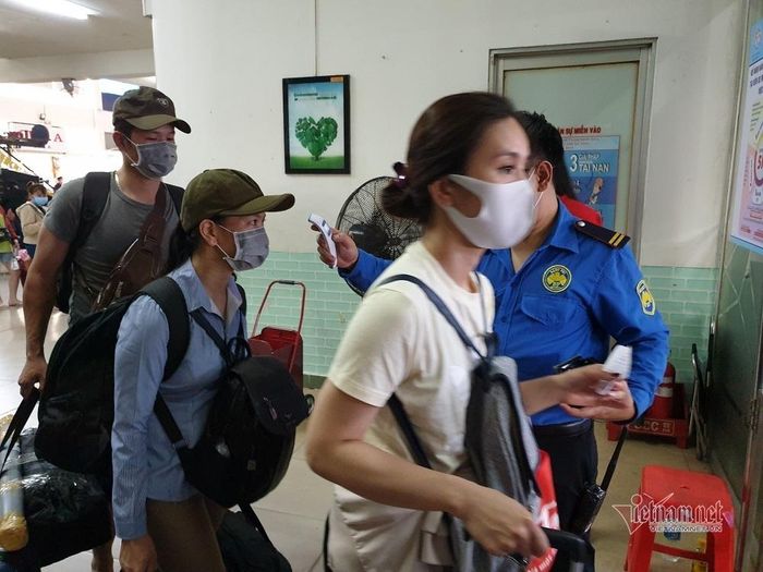 Kiểm tra thân nhiệt hành khách tại bến xe miền Đông