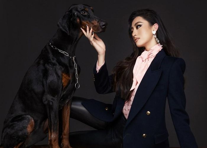  Miss World Vietnam 2019 đã chọn mẫu túi xách đen ‘iconic’ của YSL. Cô phối quần da và blazer đen cùng màu và tô điểm cho tổng thể trang phục với chiếc sơ mi hồng cột nơ nữ tính, khuyên tai dài. (Ảnh: CTV/Vietnam+) 