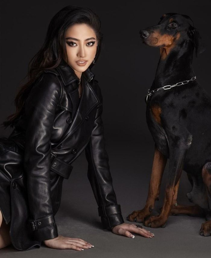  Miss World Vietnam 2019 sở hữu chiều cao nổi bật nên dễ dàng tỏa sáng cùng các trang phục. Những trang phục được người đẹp lựa chọn luôn có thiết kế ôm gợi cảm và khoe triệt để lợi thế đường cong cơ thể. (Ảnh: CTV/Vietnam+) 