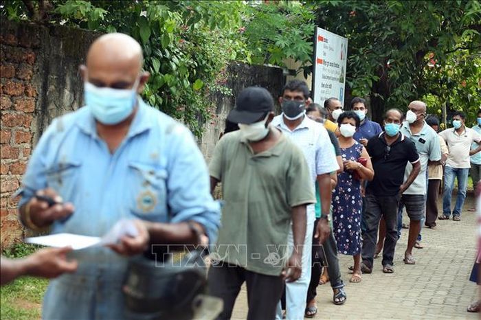 Người dân xếp hàng chờ tiêm vaccine phòng COVID-19 tại Kalutara, Sri Lanka. Ảnh: THX/TTXVN