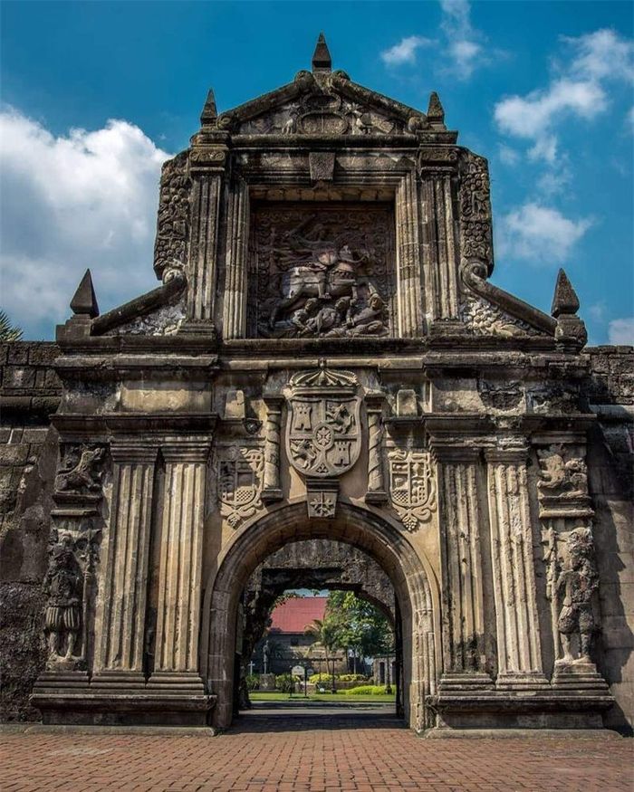 Nổi bật nhất trong số đó là Pháo đài Santiago (Fort Santiago). Đây là một trong các địa điểm phòng thủ quan trọng của thực dân. Qua nhiều biến cố như chiến tranh, động đất, hiện chỉ còn duy nhất Fort Santiago giữ được nguyên vẹn kiến trúc ban đầu.