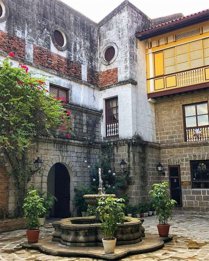 Casa Manila là nơi bắt buộc ghé thăm vì chỉ cần bước qua cánh cổng nhỏ bạn sẽ choáng ngợp bởi khung cảnh độc đáo không khác gì trong truyện cổ tích của Walt Disney.