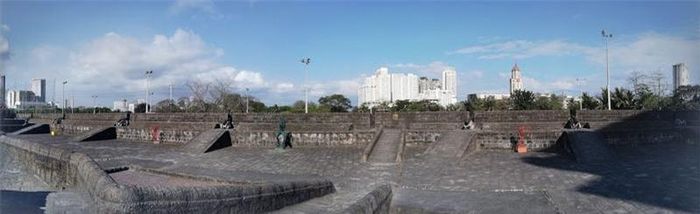 Đặc biệt xung quanh thành có hệ thống hầm hào, thành lũy và pháo kích vô cùng kiên cố. Trong quá khứ đã từng xảy ra nhiều trận đụng độ giữa quân lính Tây Ban Nha và những người cách mạng Philippines tại đây