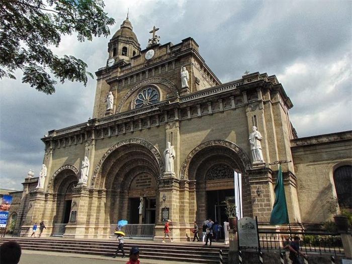 Hiện nay một số điểm của Intramuros đã thành phế tích, một số vẫn được sử dụng như Thánh đường Manila hay nhà thờ Saint Agustin. Nơi đây trở thành điểm thờ tự và chụp ảnh cưới của nhiều cặp đôi.