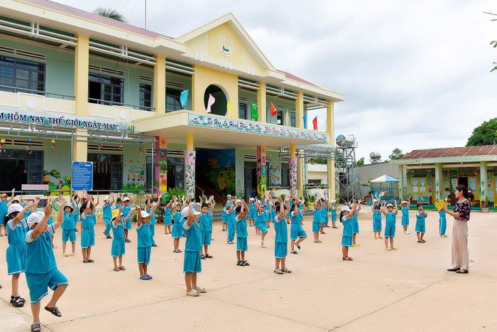 Xã Thăng Hưng hiện có 3/3 trường học đạt chuẩn quốc gia mức độ 1. Trong đó, Trường Mầm non Hoa Hồng vừa mới được đưa vào sử dụng với tổng kinh phí xây dựng gần 2 tỷ đồng, phục vụ chăm sóc và nuôi dạy hơn 200 trẻ.