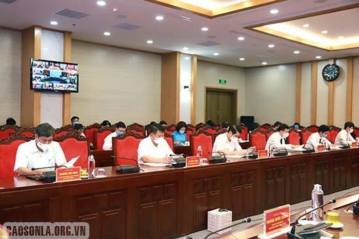 Các đại biểu dự Kỳ họp chuyên đề lần thứ tám.