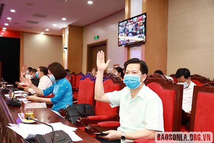 Các đại biểu biểu quyết thông qua các Nghị quyết.