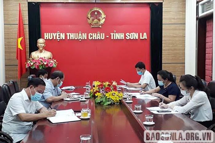 Các đại biểu dự Kỳ họp tại điểm cầu huyện Thuận Châu.