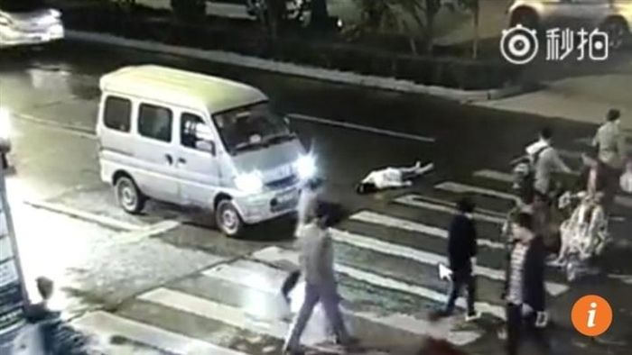 Một người phụ nữ Trung Quốc bị xe tông nằm bất động trên đường, nhưng nhiều người đi đường thờ ơ không đến giúp nạn nhân và ngay sau đó cô bị một xe hơi khác trờ tới cán tử vong. (Ảnh: Internet)