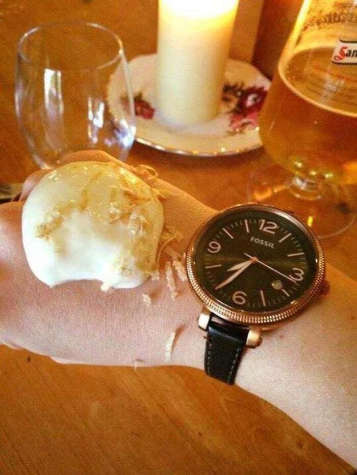 Khi bạn order kem và phục vụ bảo bạn chìa tay ra!