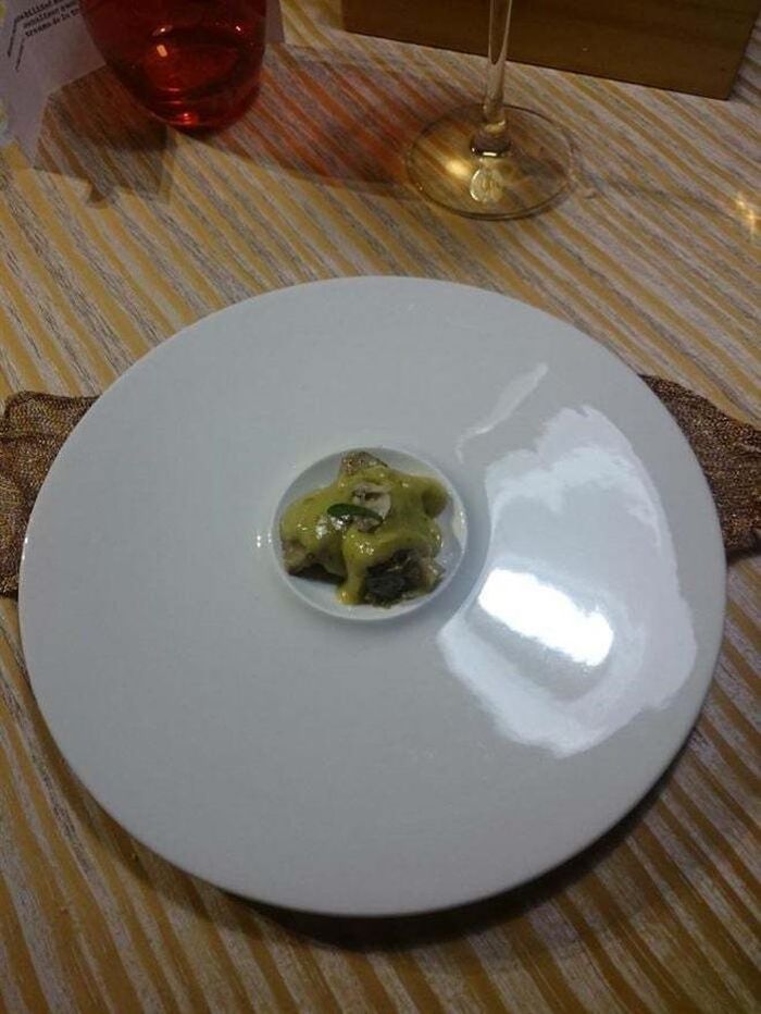 Đặt đồ ăn lên lòng đĩa là bình thường, lật úp lại rồi cho vào phần đáy đĩa như vậy mới chất nhé, lại còn tiết kiệm được đồ ăn.