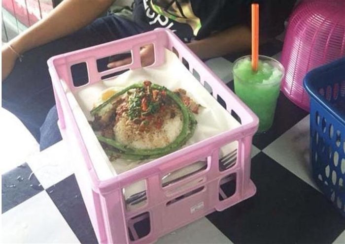Nhìn có vẻ gọn gàng, nhưng ăn thì hơi vướng víu.