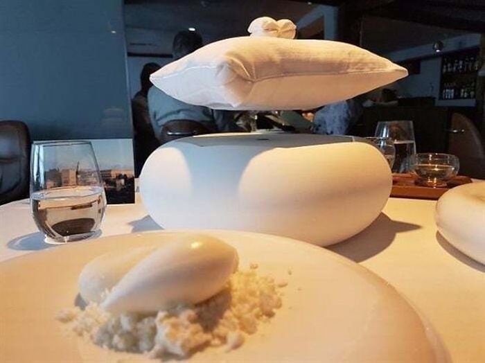 Bạn không nhìn nhầm đâu, chính xác là được đặt trên một chiếc gối đấy.
