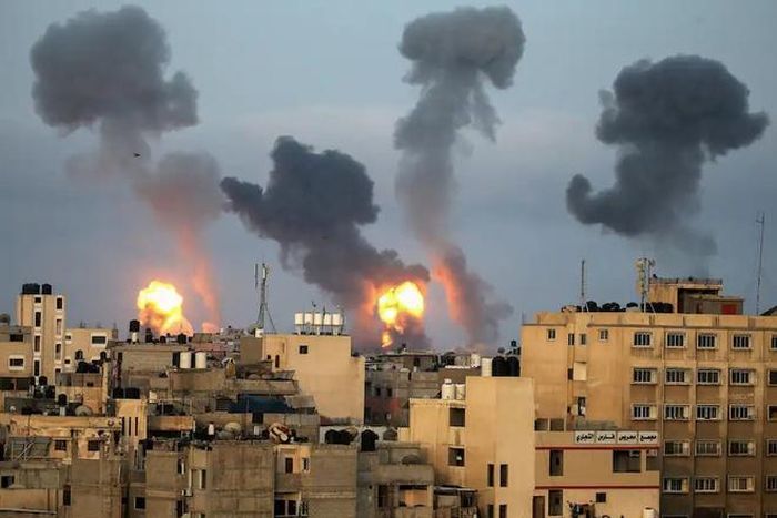  Hamas xác nhận chỉ huy cấp cao của lực lượng này ở thành phố Gaza Bassem Issa đã thiệt mạng trong một cuộc không kích của Israel hôm 12/5. Một số chỉ huy và chiến binh khác của Hamas cũng đã thiệt mạng. "Hàng nghìn chỉ huy và binh sĩ sẽ tiếp bước họ trong cuộc chiến", Hamas tuyên bố, theo Washington Post. Ảnh: Reuters. 