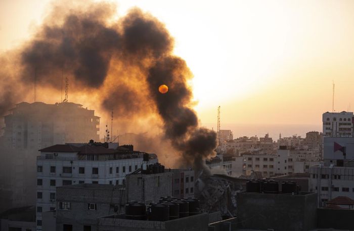  Quân đội Israel cho biết trong 3 ngày qua, phía Hamas đã bắn khoảng 1.500 quả rocket - gần bằng 1/3 số lượng rocket đã bắn ra trong toàn bộ cuộc chiến giữa hai bên năm 2014. Bộ Quốc phòng Israel cho biết hệ thống phòng không Iron Dome đã chặn hàng trăm quả rocket từ phía Hamas từ ngày 10/5 tới nay. Trong khi đó Israel tấn công hơn 350 mục tiêu ở Dải Gaza - một vùng lãnh thổ nơi 2 triệu người Palestine sinh sống. Ảnh: AP. 